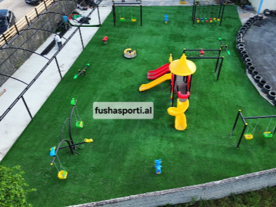 Vendosja e barit artificial antialergjik ne park lojrash per femije Vendosja e barit artificial antialergjik ne park lojrash per femije